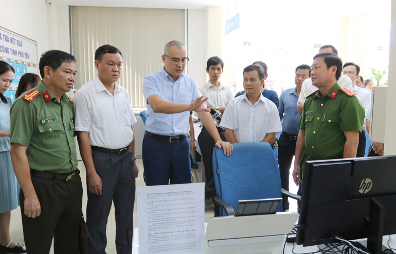 ồng chí Phạm Đại Dương cùng đoàn công tác kiểm tra khu vực tra cứu thông tin, nộp hồ sơ trực tuyến tại Trung tâm Phục vụ hành chính công tỉnh. Ảnh: HÀ MY