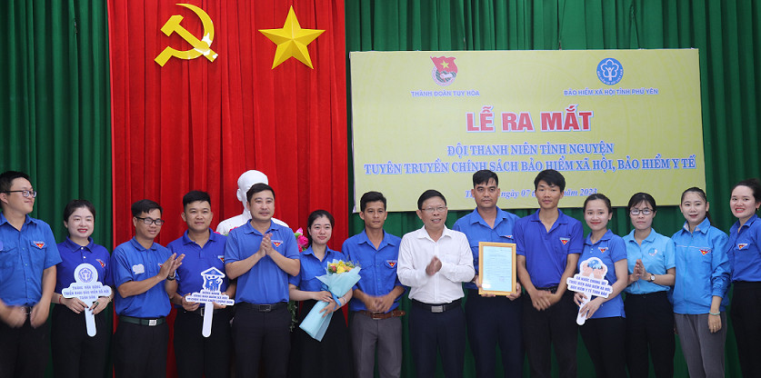 Lãnh đạo BHXH tỉnh và Thành đoàn Tuy Hòa công bố quyết định thành lập và tặng hoa chúc mừng Đội thanh niên tình nguyện.
