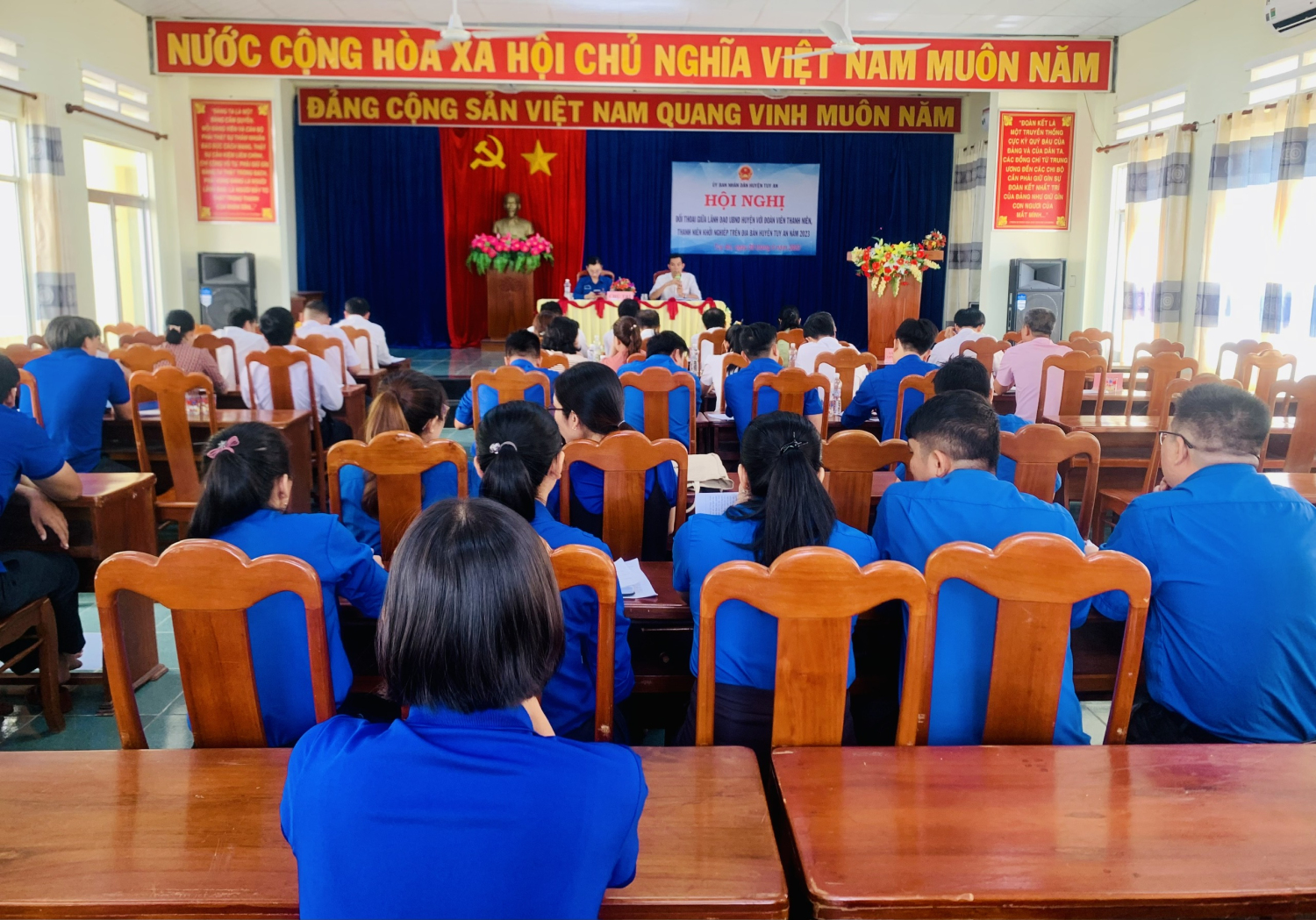Quang cảnh hội nghị đối thoại giữa lãnh đạo UBND huyện với đoàn viên thanh niên, thanh niên khởi nghiệp.