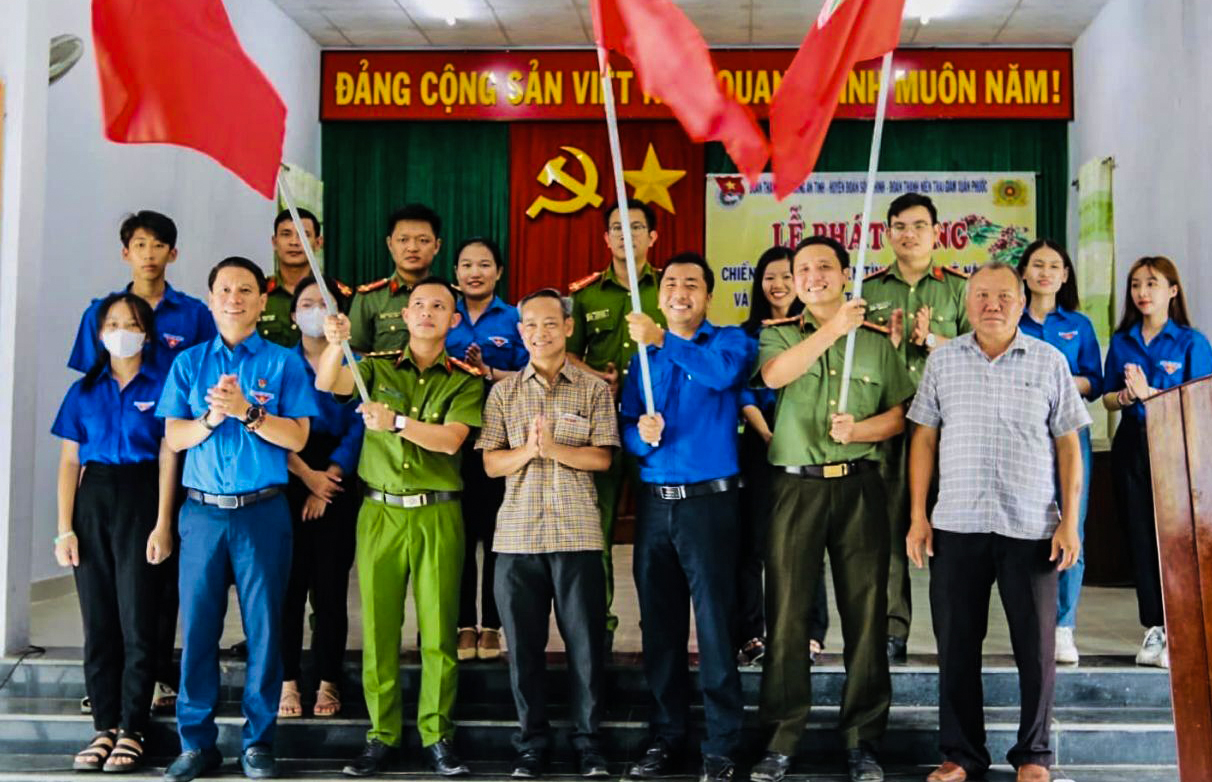 Thường trực Tỉnh Đoàn, lãnh đạo huyện Sông Hinh trao cờ lệnh phát động chiến dịch thanh niên tình nguyện hè cho 3 đơn vị.