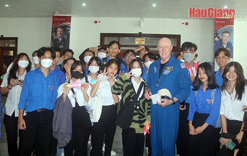 Lần đầu tiên Việt Nam tổ chức 'Tuần lễ NASA' tại Đông Nam Á - Ảnh 1. Cựu phi hành gia Michael A. Baker giao lưu với các bạn trẻ Việt Nam tại sự kiện - Ảnh: Báo Hậu Giang