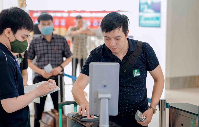 Hành khách tự nguyện làm thủ tục sinh trắc học tại sân bay Nội Bài. Ảnh: Vietnam+