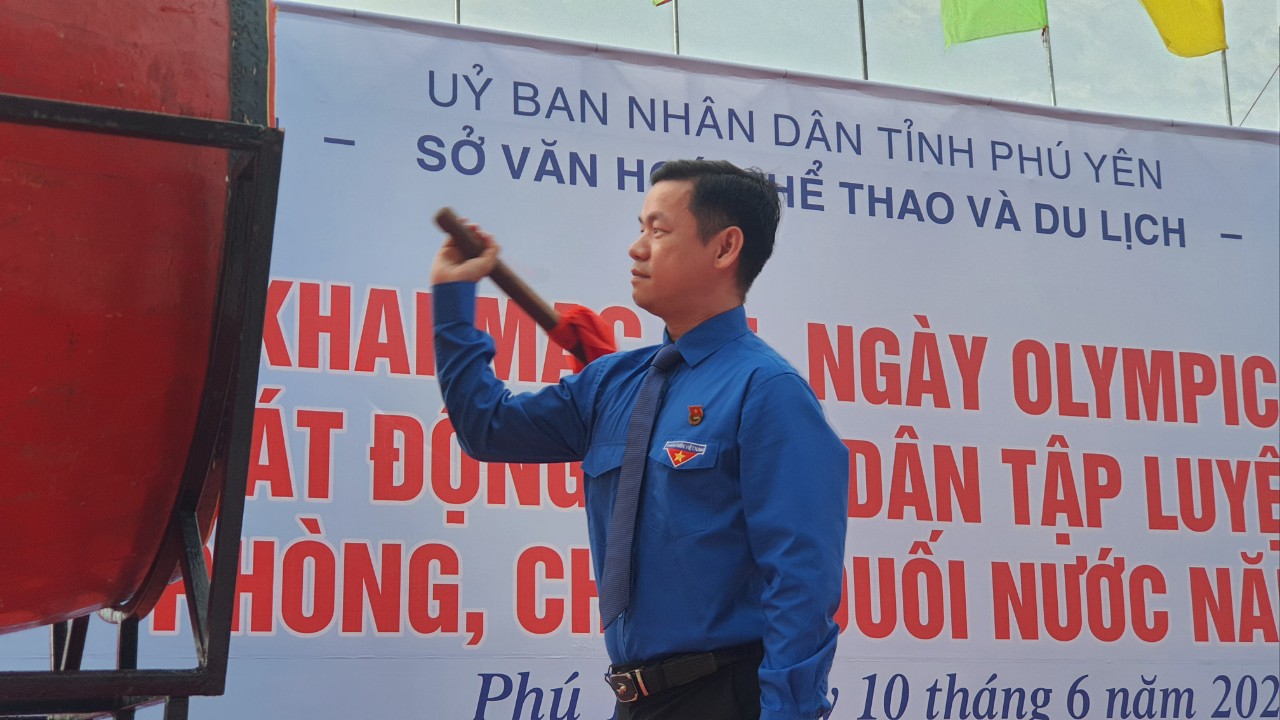 Anh Võ Duy Kha, Phó Bí thư Tỉnh Đoàn, Chủ tịch Hội đồng Đội tỉnh đánh trống khai mạc hè, Ngày Olympic trẻ em và Phát động toàn dân tập luyện môn bơi phòng, chống đuối nước năm 2023.