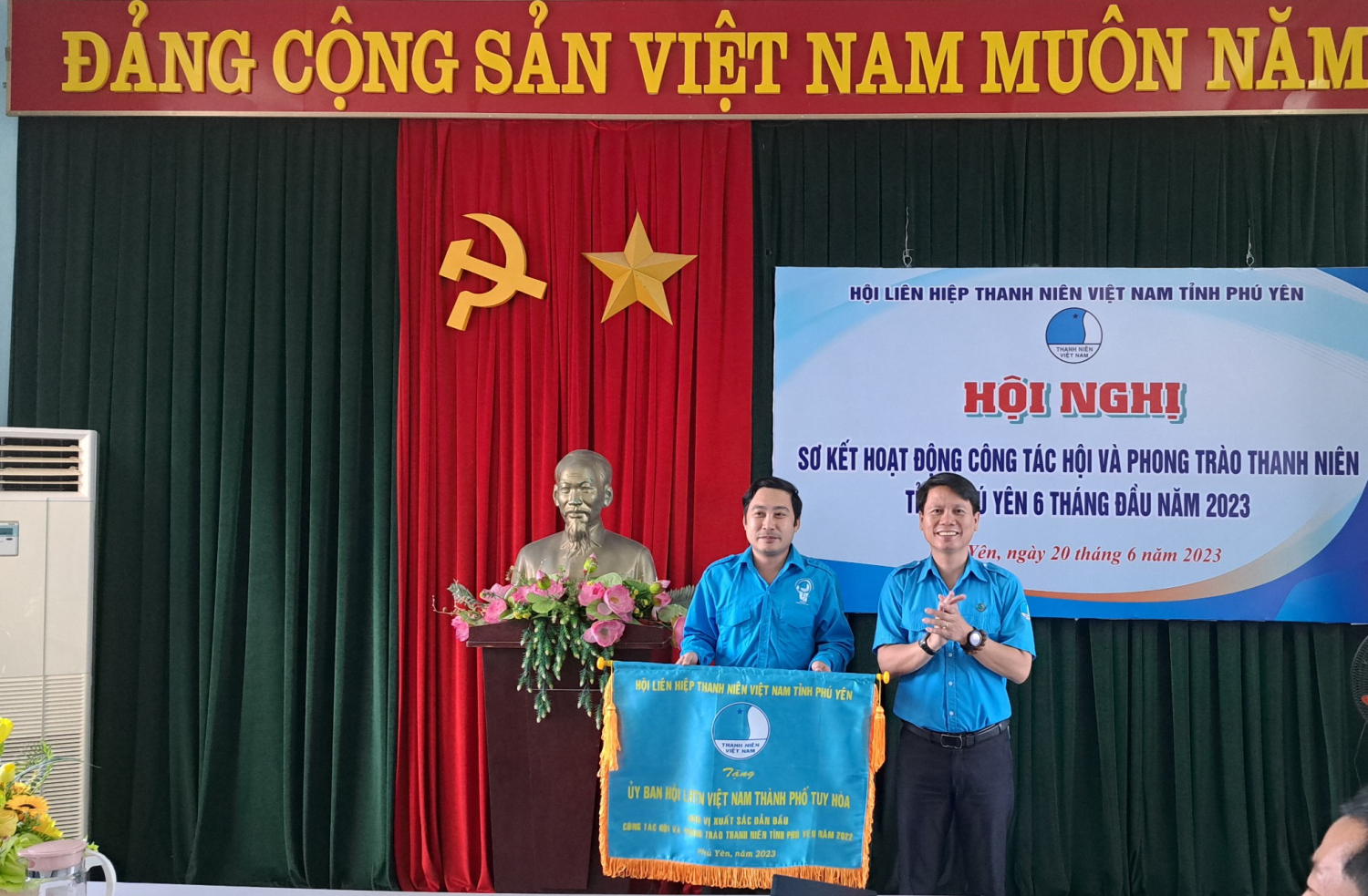 Anh Lương Minh Tùng - Bí thư Tỉnh Đoàn, Chủ tịch Ủy ban Hội LHTN Việt Nam tỉnh Phú Yên trao Cờ thi đua cho Hội LHTN Việt Nam thành phố Tuy Hòa.