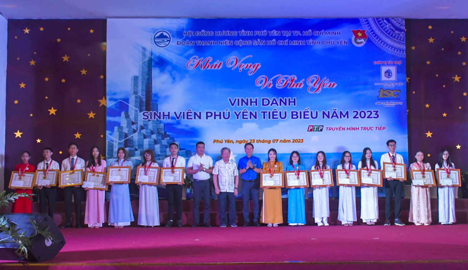 Bí thư Tỉnh Đoàn, Chủ tịch Hội LHTN Việt Nam tỉnh Lương Minh Tùng trao bằng khen cho các sinh viên tiêu biểu.