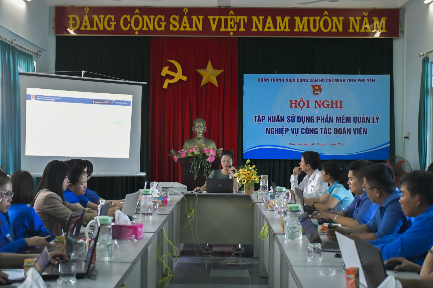 Quang cảnh tập huấn sử dụng phần mềm quản lý nghiệp vụ công tác đoàn viên.