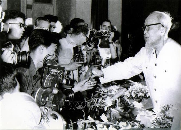 Chủ tịch Hồ Chí Minh gặp gỡ phóng viên các cơ quan báo chí trong và ngoài nước tại Thủ đô Hà Nội (5/1968). Ảnh tư liệu