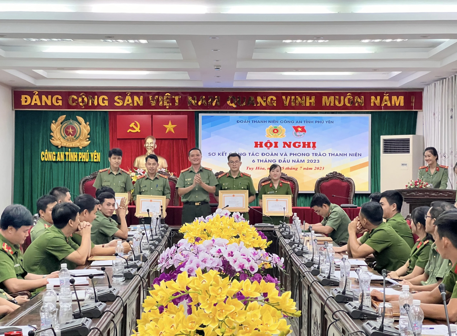 Khen thưởng cho các tập thể, cá nhân có thành tích xuất sắc trong công tác Đoàn và phong trào thanh niên 6 tháng đầu năm 2023.