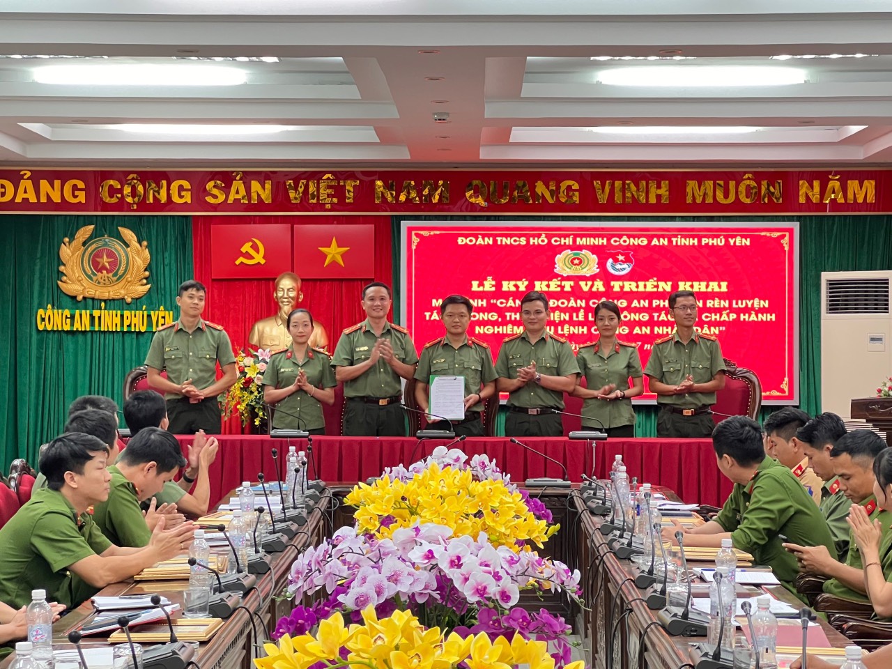 BCH các cơ sở Đoàn trực thuộc Đoàn Thanh niên Công an tỉnh tham gia ký kết trong thực hiện hiệu quả mô hình.