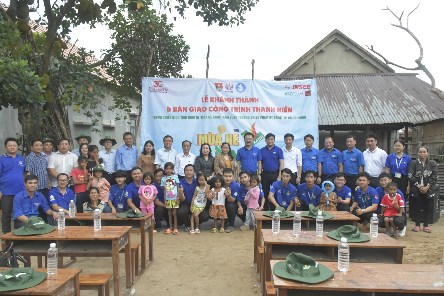 Đồng chí Nguyễn Tường Lâm cùng Thường trực Tỉnh ủy, lãnh đạo UBND tỉnh và các đồng chí lãnh đạo chụp hình lưu niệm cùng các chiến sĩ tình nguyện.