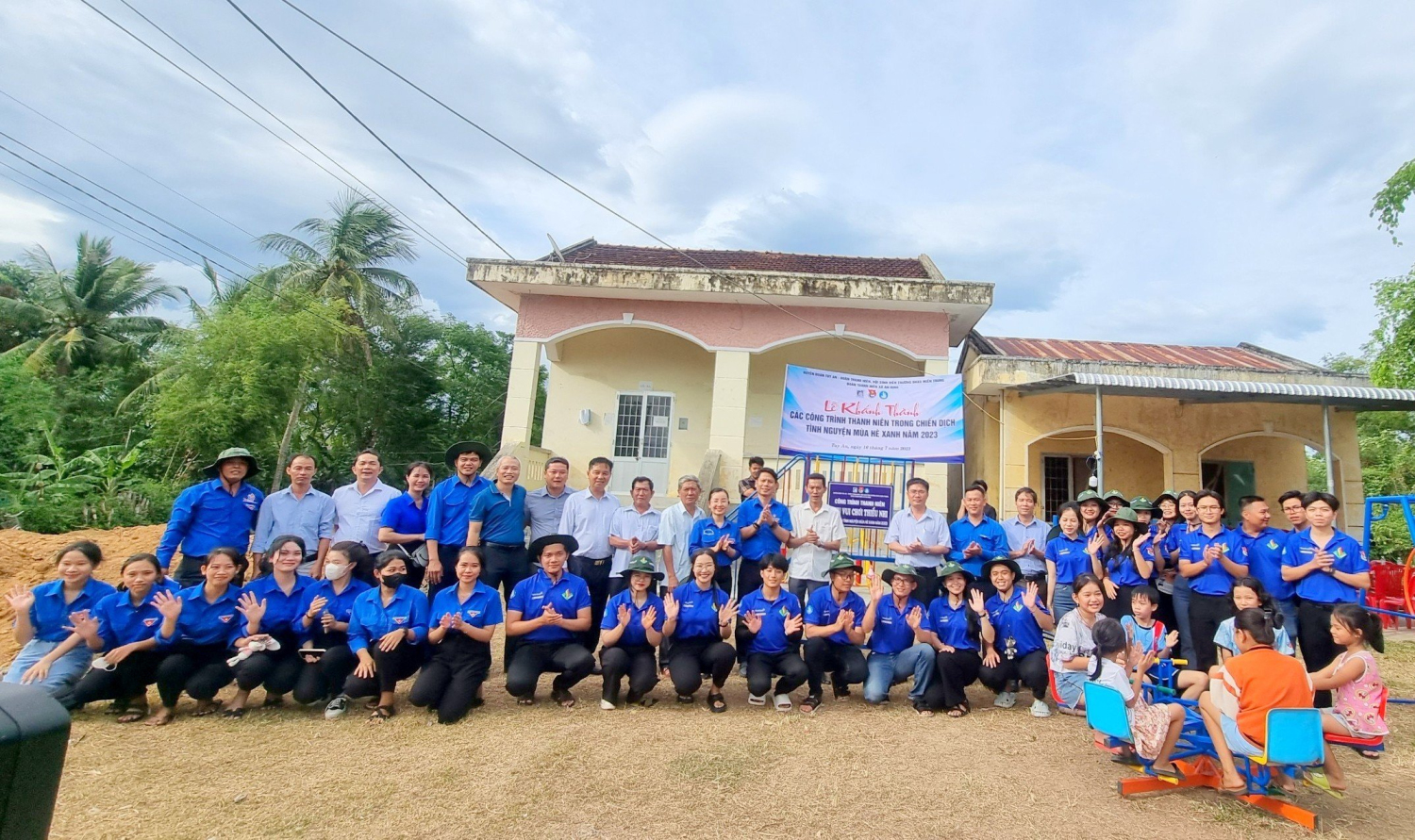 Thường trực Tỉnh Đoàn cùng các đại biểu khánh thành công trình khu vui chơi thiếu nhi.