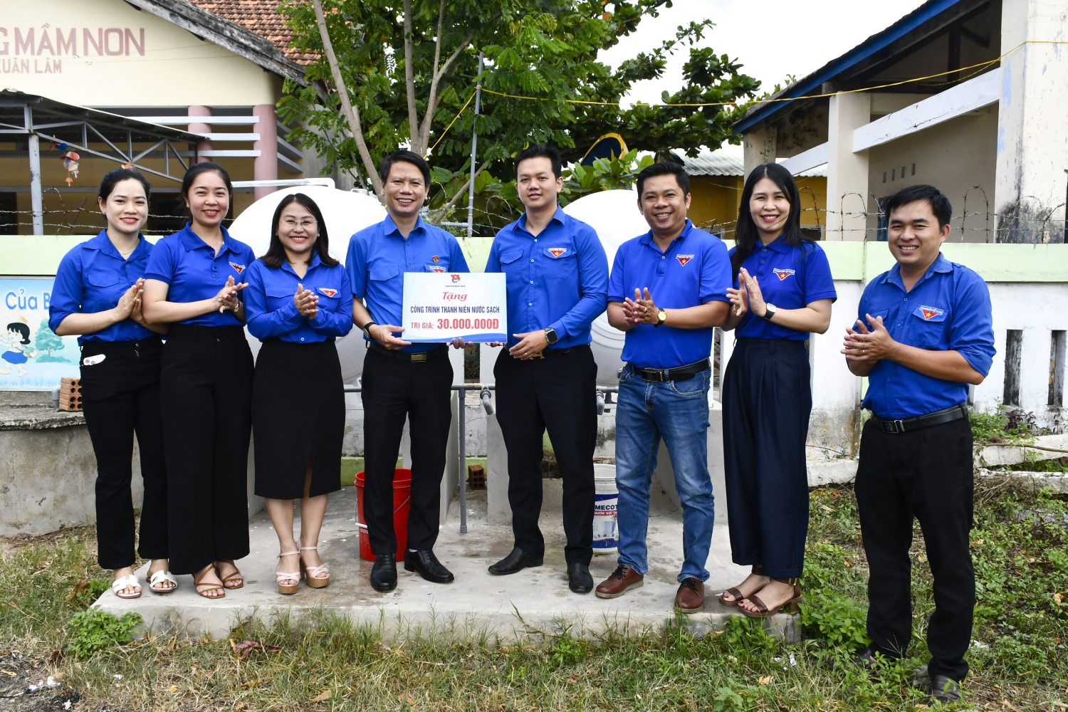 Thường trực hai đơn vị bàn giao công trình thanh niên “Hệ thống cấp nước cho vùng hạn”.