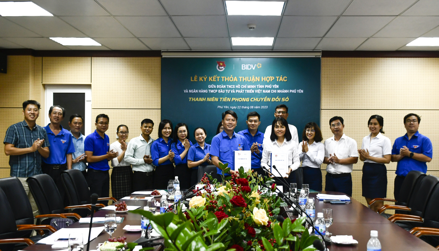 Đ/c Lương Minh Tùng, Bí thư Tỉnh Đoàn, Chủ tịch Hội LHTN Việt Nam tỉnh và lãnh đạo Ngân hàng BIDV Phú Yên ký kết phối hợp.