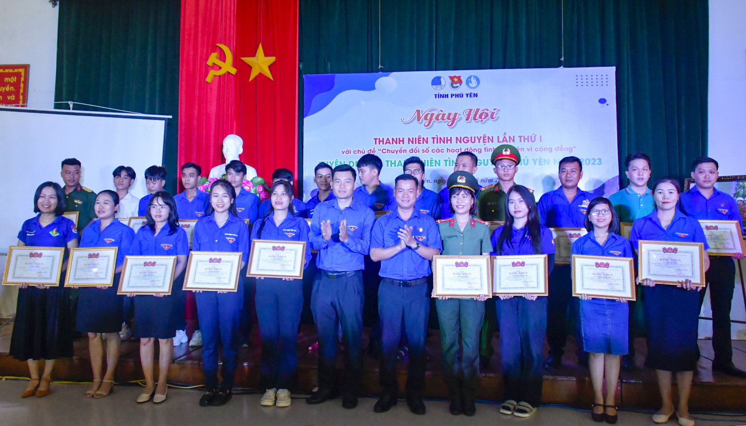 Đồng chí Võ Duy Kha, Phó Bí thư Tỉnh Đoàn, Chủ tịch Hội Sinh viên Việt Nam tỉnh trao bằng khen cho các cá nhân có thành tích xuất sắc trong các hoạt động tình nguyện.