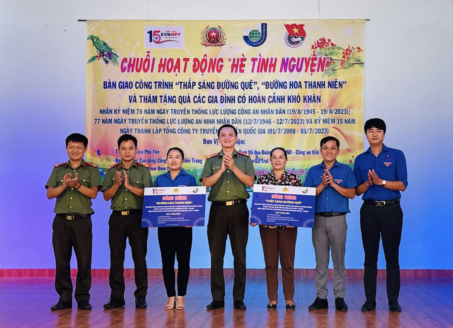 Bàn giao 02 công trình “Thắp sáng đường quê” và “Đường hoa thanh niên” cho xã Ea trol, huyện Sông Hinh.