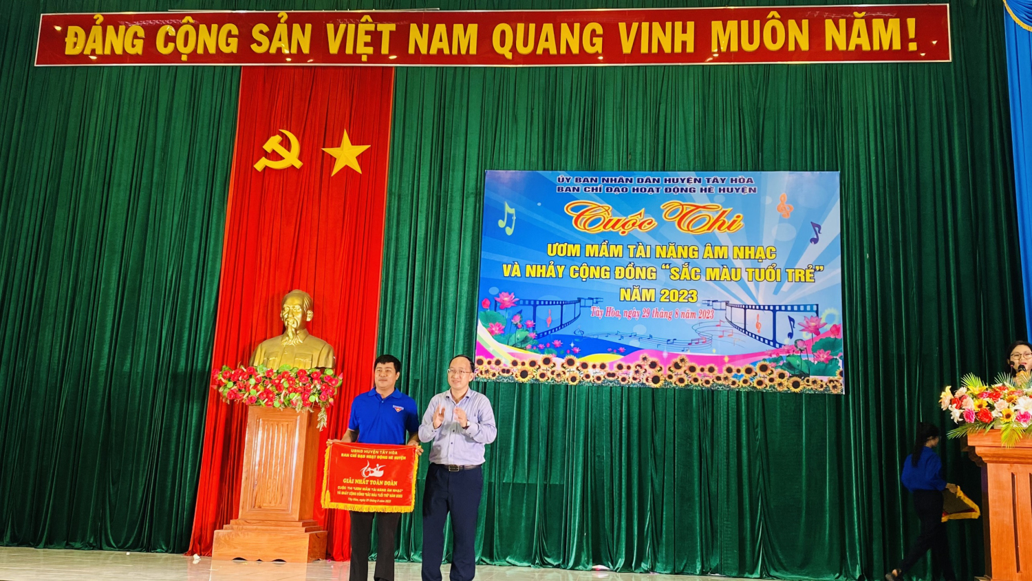 Đồng chí Trần Minh Trí, PBT Huyện ủy, Chủ tịch UBND huyện trao Giải nhất toàn đoàn cho đơn vị xã Sơn Thành Đông.
