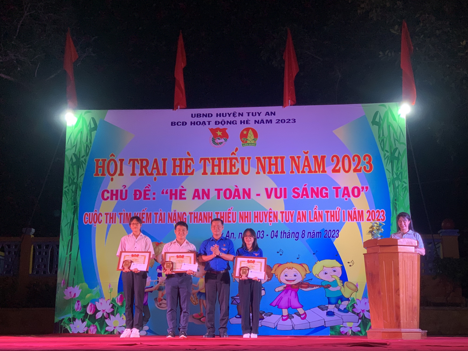 Anh Võ Duy Kha, Phó Bí thư Tỉnh Đoàn, Chủ tịch Hội đồng Đội tỉnh dự và trao tặng danh hiệu học sinh 3 tốt cấp trung ương cho học sinh.