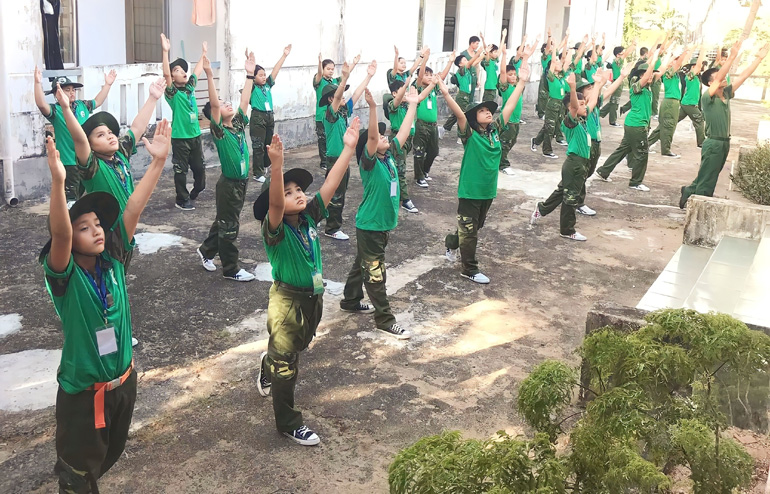 Thanh thiếu nhi được các chiến sĩ bộ đội hướng dẫn tập thể dục nâng cao sức khỏe.