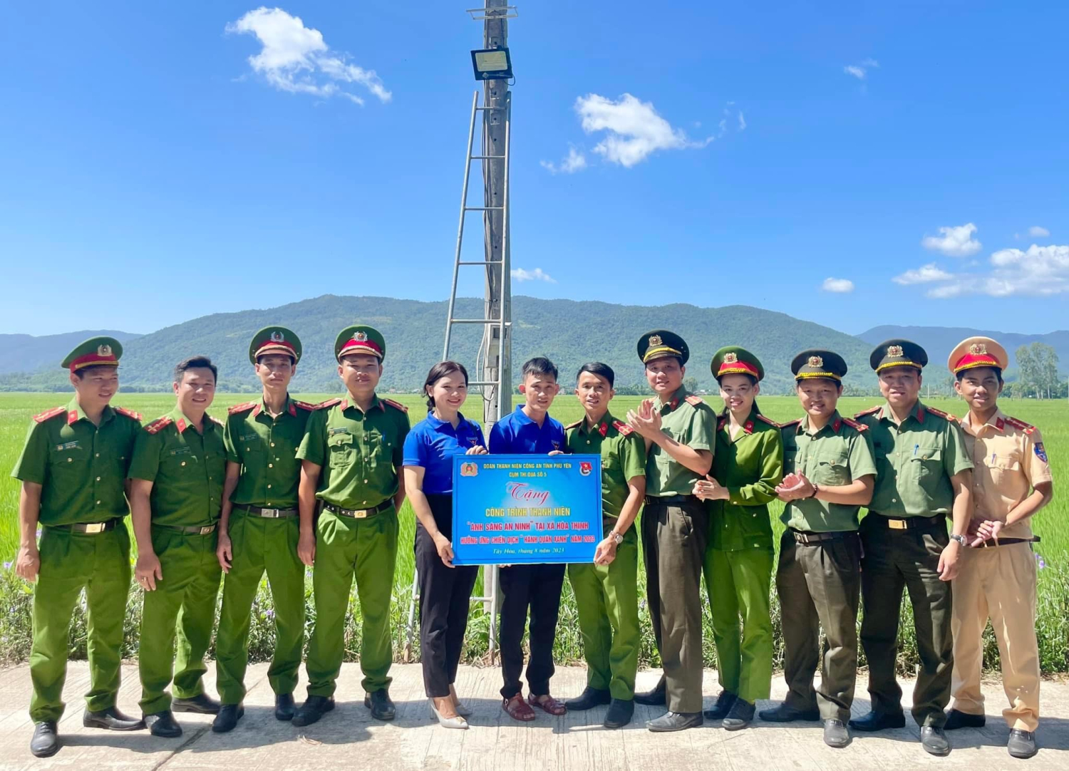 Bàn giao 02 công trình gồm “Ánh sáng an ninh” và “Khu vui chơi thiếu nhi”.