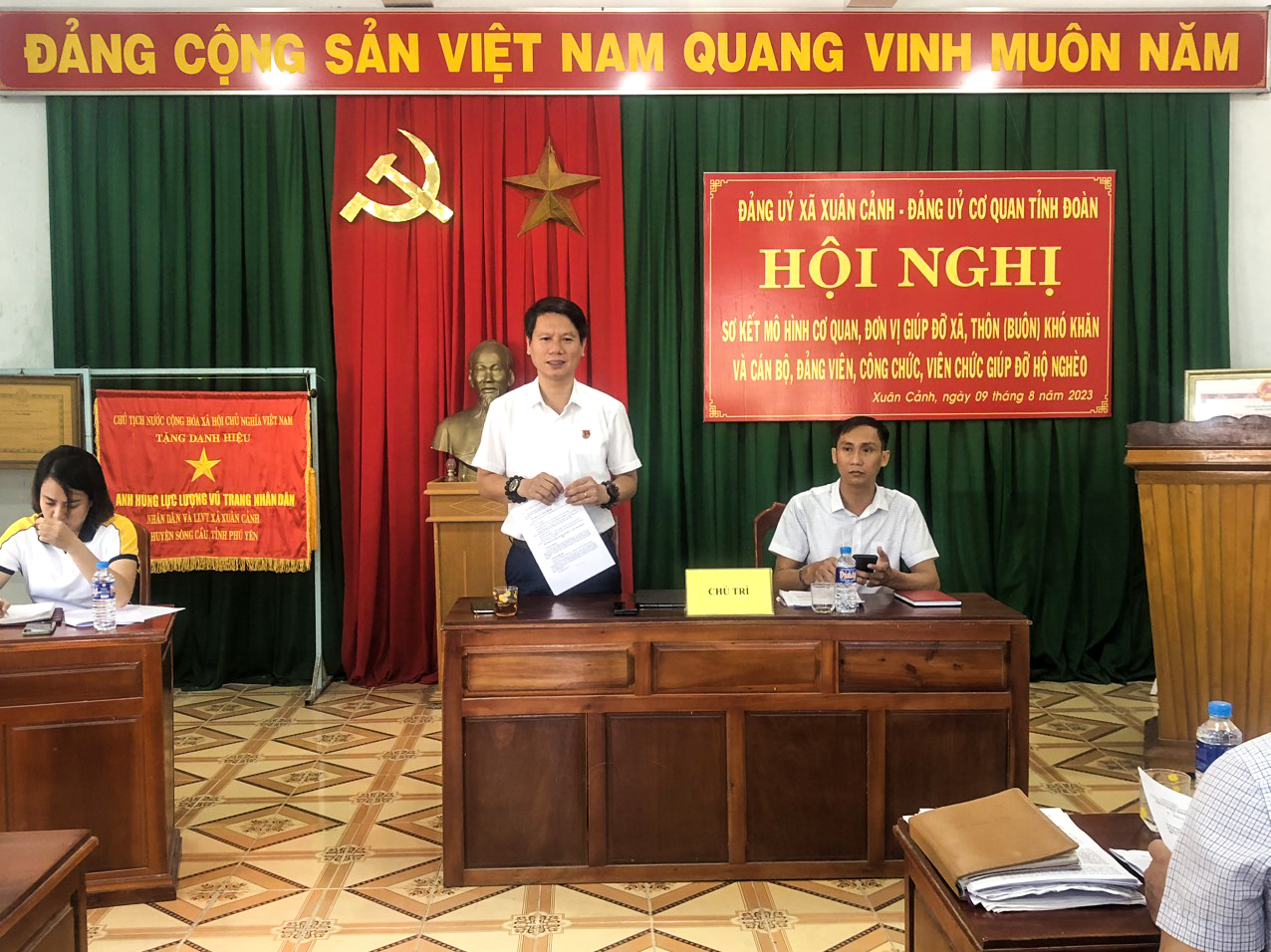 Đồng chí Lương Minh Tùng - Bí thư Đảng ủy, Bí thư Tỉnh Đoàn phát biểu tại hội nghị.