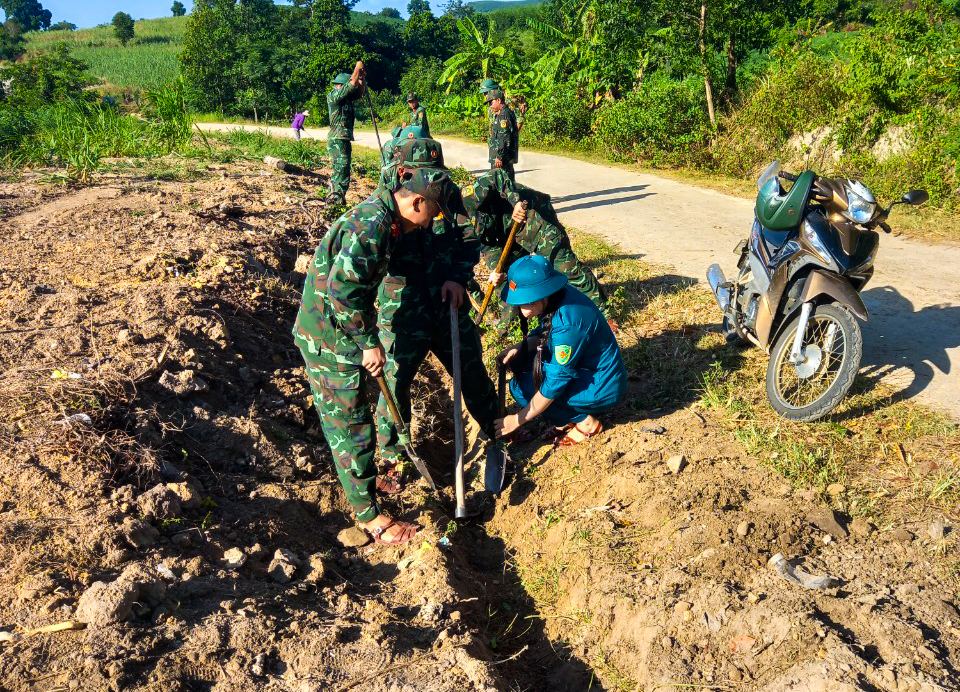 Lực lượng dân quân, đoàn viên, thanh niên tiến hành đào và lắp đặt đường ống dẫn nước.