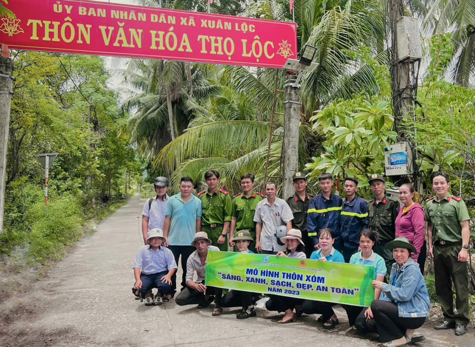 Bàn giao mô hình thôn xóm “Sáng, xanh, sạch, đẹp, an toàn” cho địa phương.