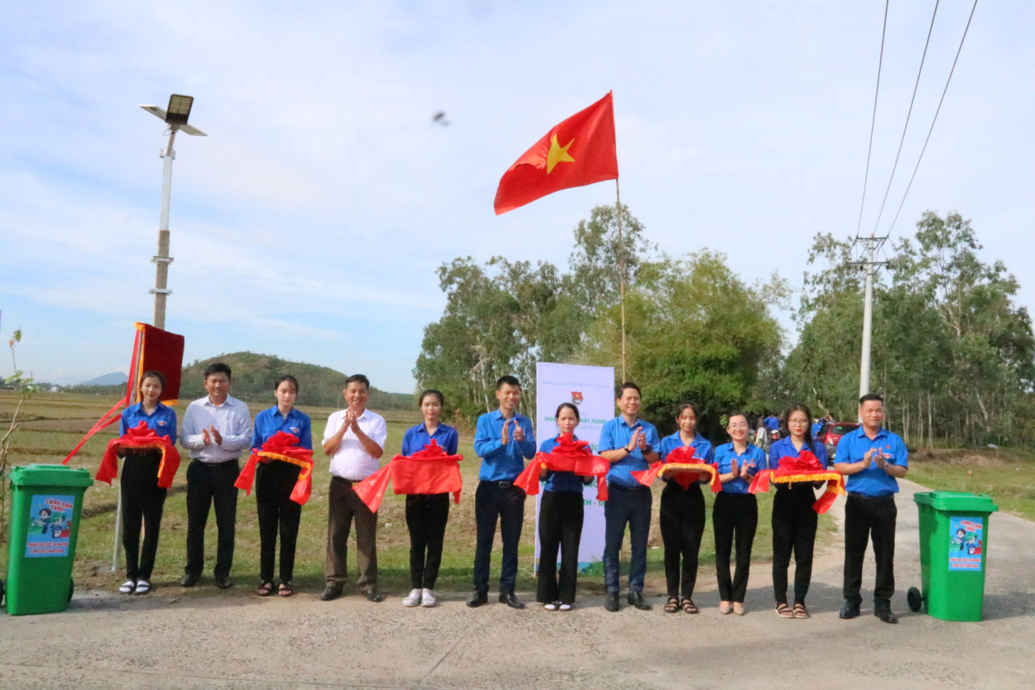 Khánh thành công trình thanh niên “Tuyến đường Sáng - xanh - sạch - đẹp - văn minh - an toàn” tại thôn Phú Thường, xã An Hòa Hải.