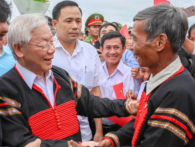 Tổng Bí thư, Chủ tịch nước Nguyễn Phú Trọng chung vui Ngày hội Đại đoàn kết cùng đồng bào xã Dur Kmăl, huyện Krông Ana, Đắk Lắk, ngày 11/11/2018. Ảnh: TTXVN.