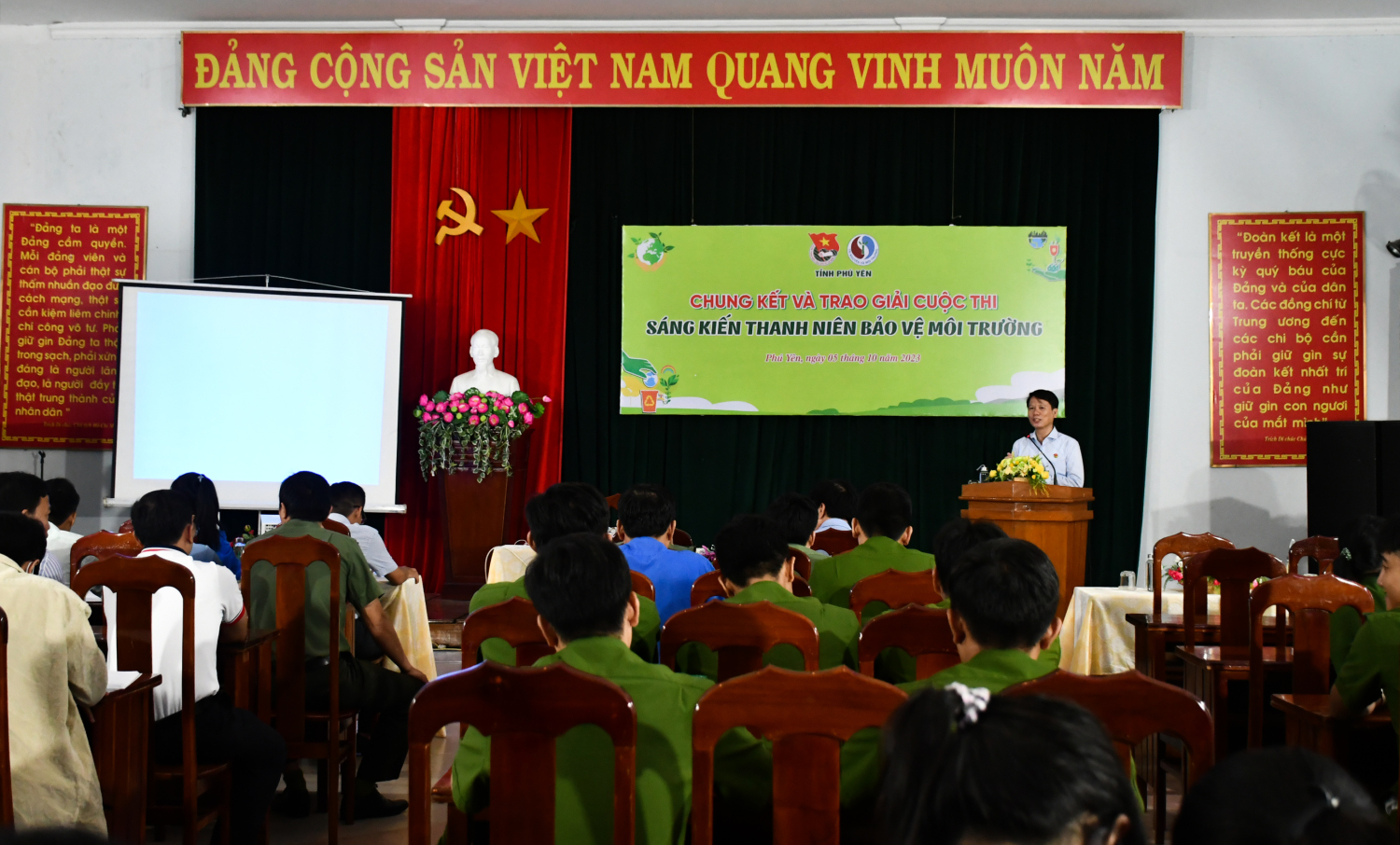 Đ/c Lương Minh Tùng, Bí thư Tỉnh Đoàn, Chủ tịch Hội LHTN Việt Nam tỉnh phát biểu tại vòng chung kết.