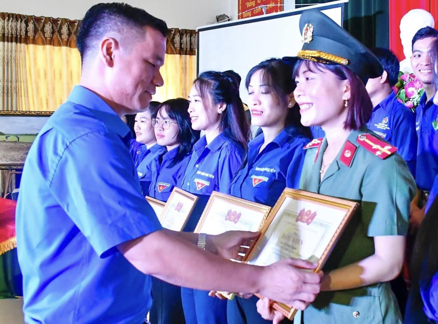 Đồng chí Đoàn Thị Mỹ Linh vinh dự nhận bằng khen của Tỉnh Đoàn.