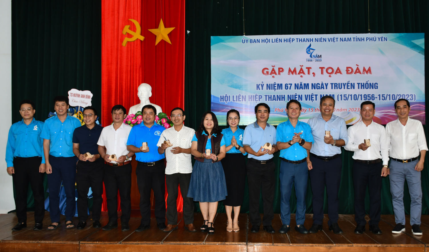 Anh Lương Minh Tùng, Bí thư Tỉnh Đoàn, Chủ tịch Hội LHTN Việt Nam tỉnh trao quà lưu niệm cho các anh, chị Ủy viên Ủy ban Hội qua các thời kỳ.