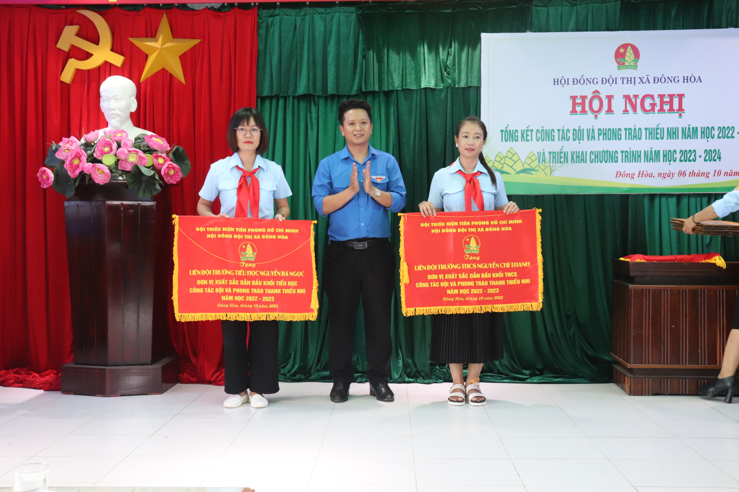  Anh Lê Vũ Long, Phó Bí thư Thị Đoàn, Chủ tịch Hội đồng Đội thị xã trao cờ thi đua dẫn đầu khối cho 2 Liên đội.