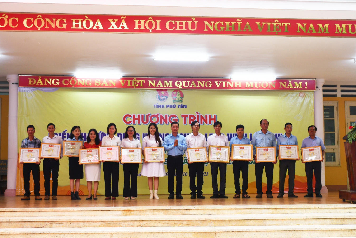 Hội đồng Đội tỉnh trao tặng bằng khen của Hội đồng Đội trung ương cho các giáo viên Tổng phụ trách Đội.