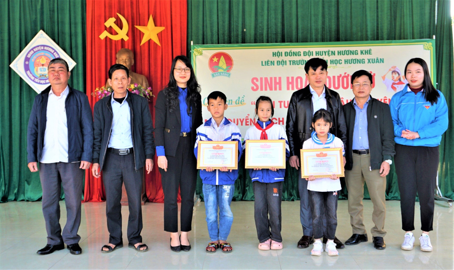 Hội đồng Đội huyện Hương Khê tặng quà cho 03 em học sinh nhặt được của rơi tìm người trả lại.