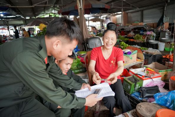 Làm định danh điện tử xong còn được tặng bấm móng tay "May mắn"