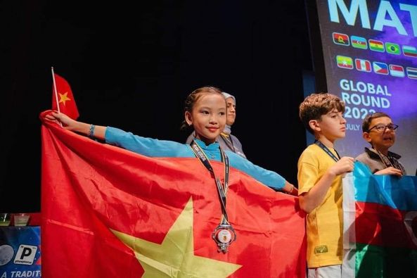 Cô bé 9 tuổi xuất hiện cùng lá cờ Tổ quốc trên đấu trường Toán học quốc tế 