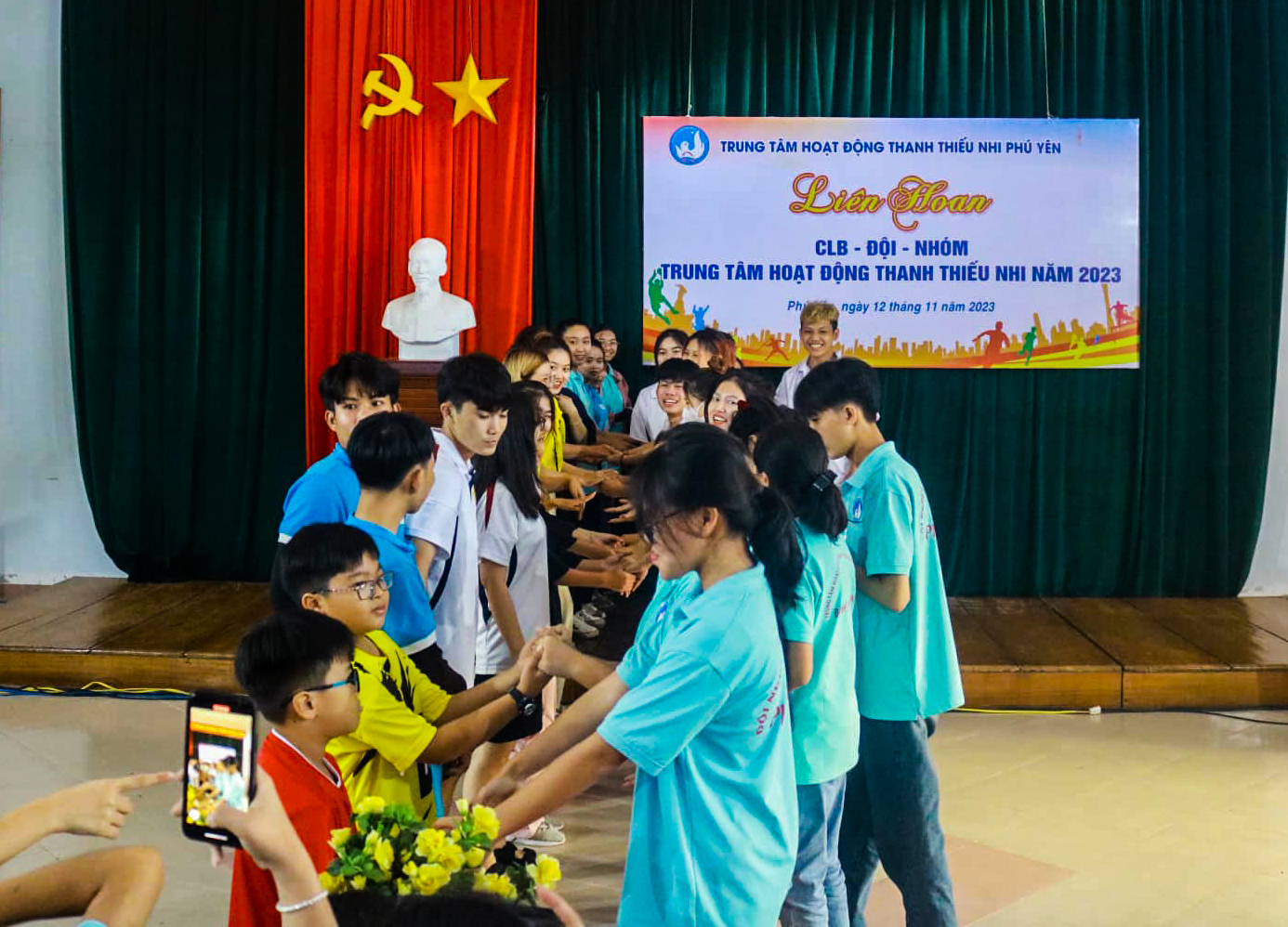 Các thanh thiếu nhi đến từ các CLB, đội, nhóm tham gia trò chơi cộng đồng.