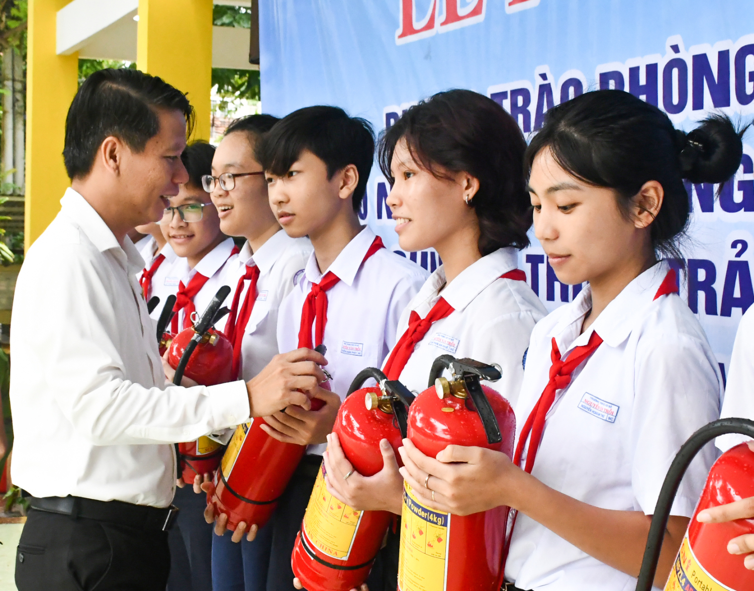Bí thư Tỉnh đoàn Lương Minh Tùng trao tặng bình chữa cháy cho các em học sinh có hoàn cảnh khó khăn.