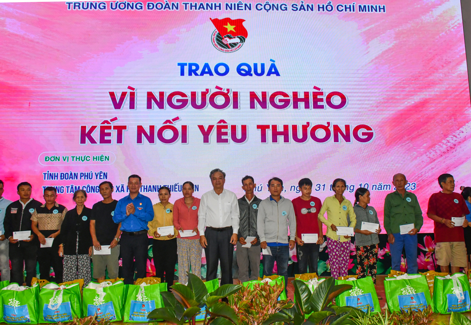 Lãnh đạo Ban Tuyên giáo Tỉnh ủy và Thường trực Tỉnh Đoàn trao quà cho bà con Nhân dân có hoàn cảnh khó khăn huyện Đồng Xuân.