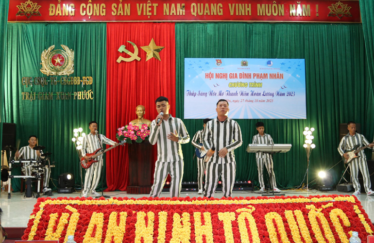 Các phạm nhân trong độ tuổi thanh niên tự tin giao lưu văn nghệ trong hội nghị Gia đình phạm nhân và chương trình Thắp sáng ước mơ thanh niên hoàn lương năm 2023.