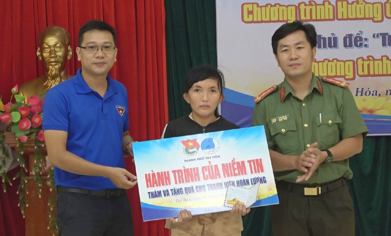 Thành đoàn và Đoàn thanh niên Công an TP Tuy Hòa trao quà cho thanh niên lầm lỡ hoàn lương.