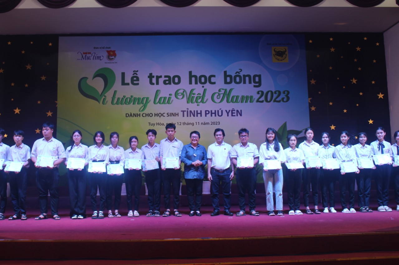 Nhà báo Trần Gia Bảo, Phó Tổng Biên tập Báo Tuổi Trẻ trao học bổng cho các học sinh nghèo.