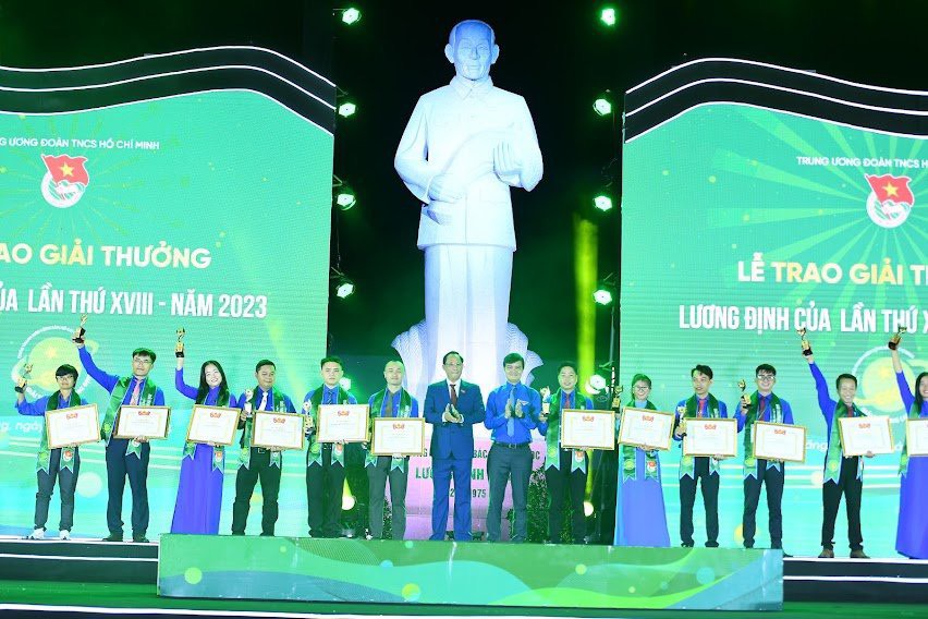 Phó Chủ tịch Quốc hội Trần Quang Phương và Bí thư thứ nhất T.Ư Đoàn Bùi Quang Huy trao tặng Giải thưởng Lương Định Của cho thanh niên tiêu biểu.