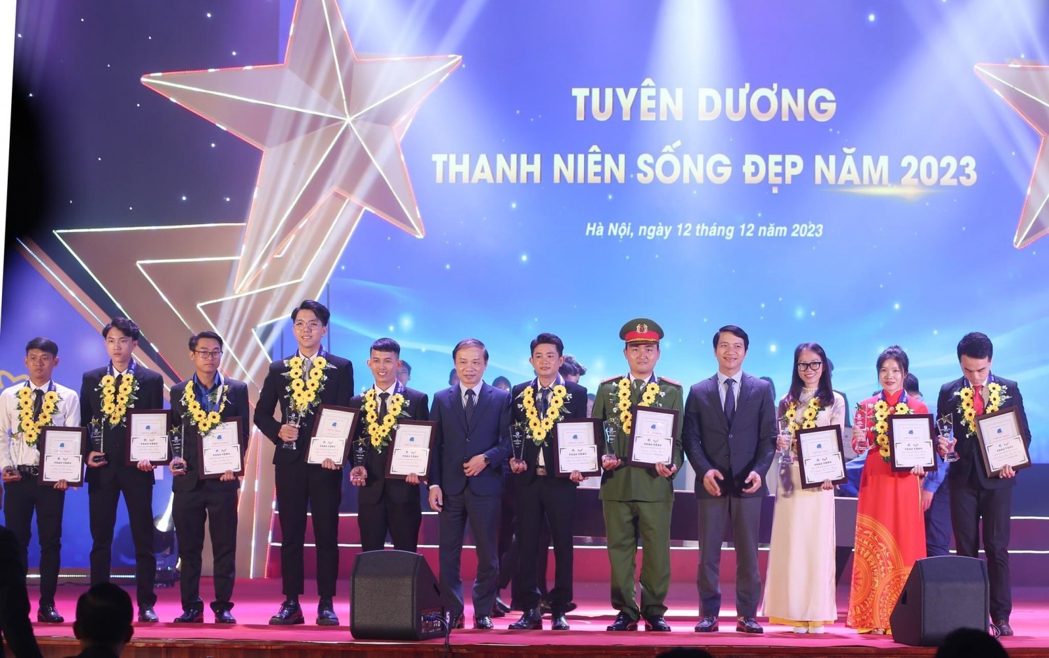 Anh Lưu Thành Nguyên đứng vị trí thứ 6 từ phải sang (ảnh nhân vật cung cấp)