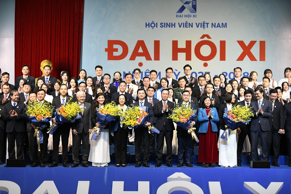 Chủ tịch nước Võ Văn Thưởng cùng các đồng chí lãnh đạo tặng hoa chúc mừng Ban Chấp hành khóa XI