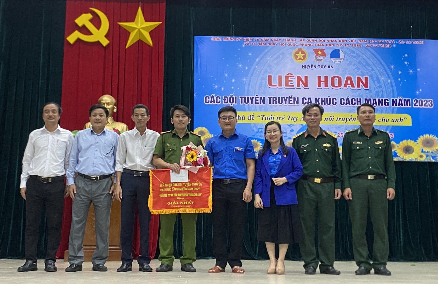 Ban tổ chức trao giải nhất cho Đoàn cơ sở Công an huyện Tuy An.