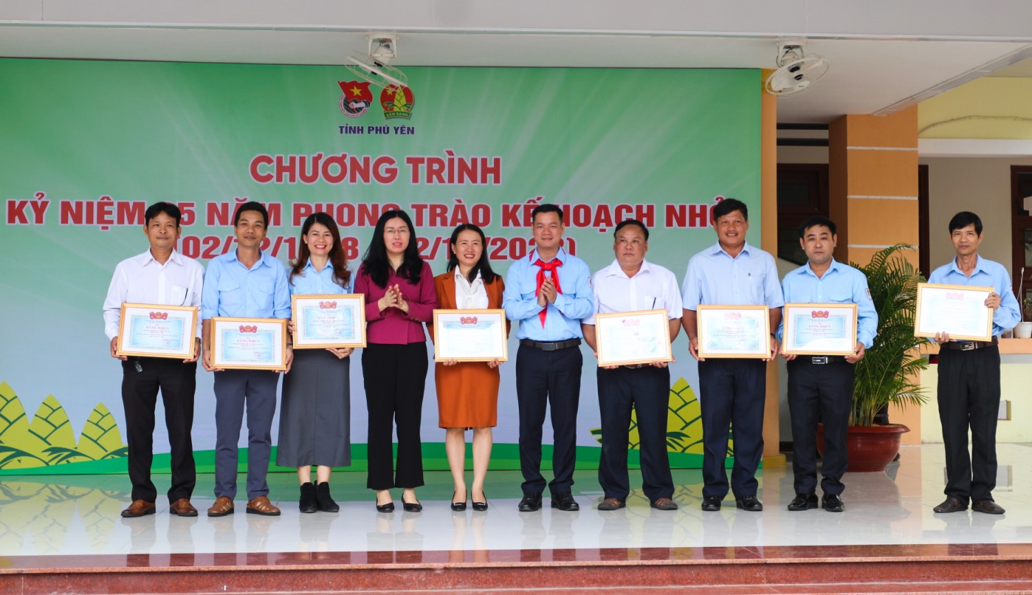 Lãnh đạo Ban Tuyên giáo Tỉnh ủy và Hội đồng Đội tỉnh khen thưởng cho các liên đội đạt thành tích tiêu biểu trong việc triển khai thực hiện phong trào Kế hoạch nhỏ giai đoạn 2018-2023.