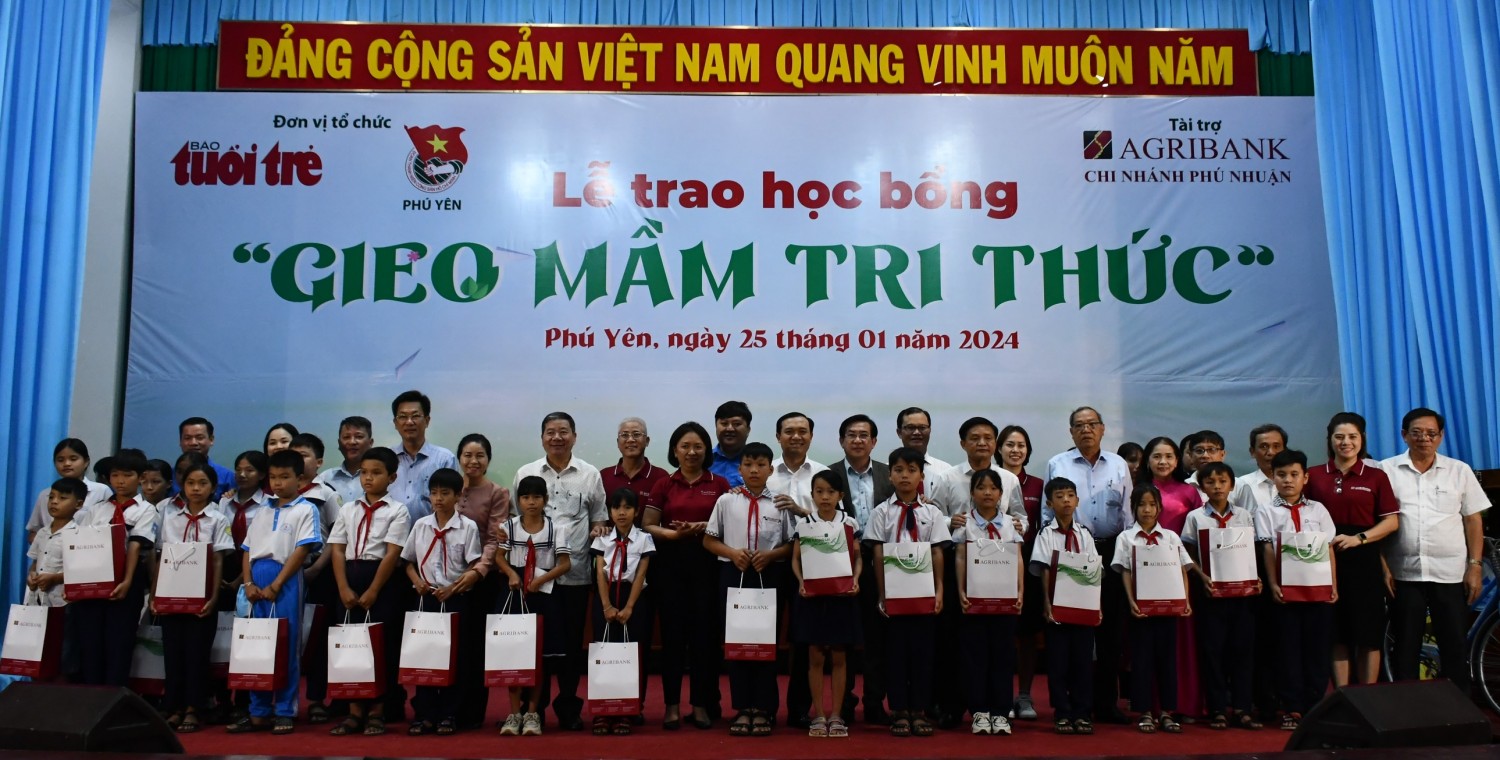 Ban tổ chức trao tặng học bổng cho các em học sinh trong chương trình