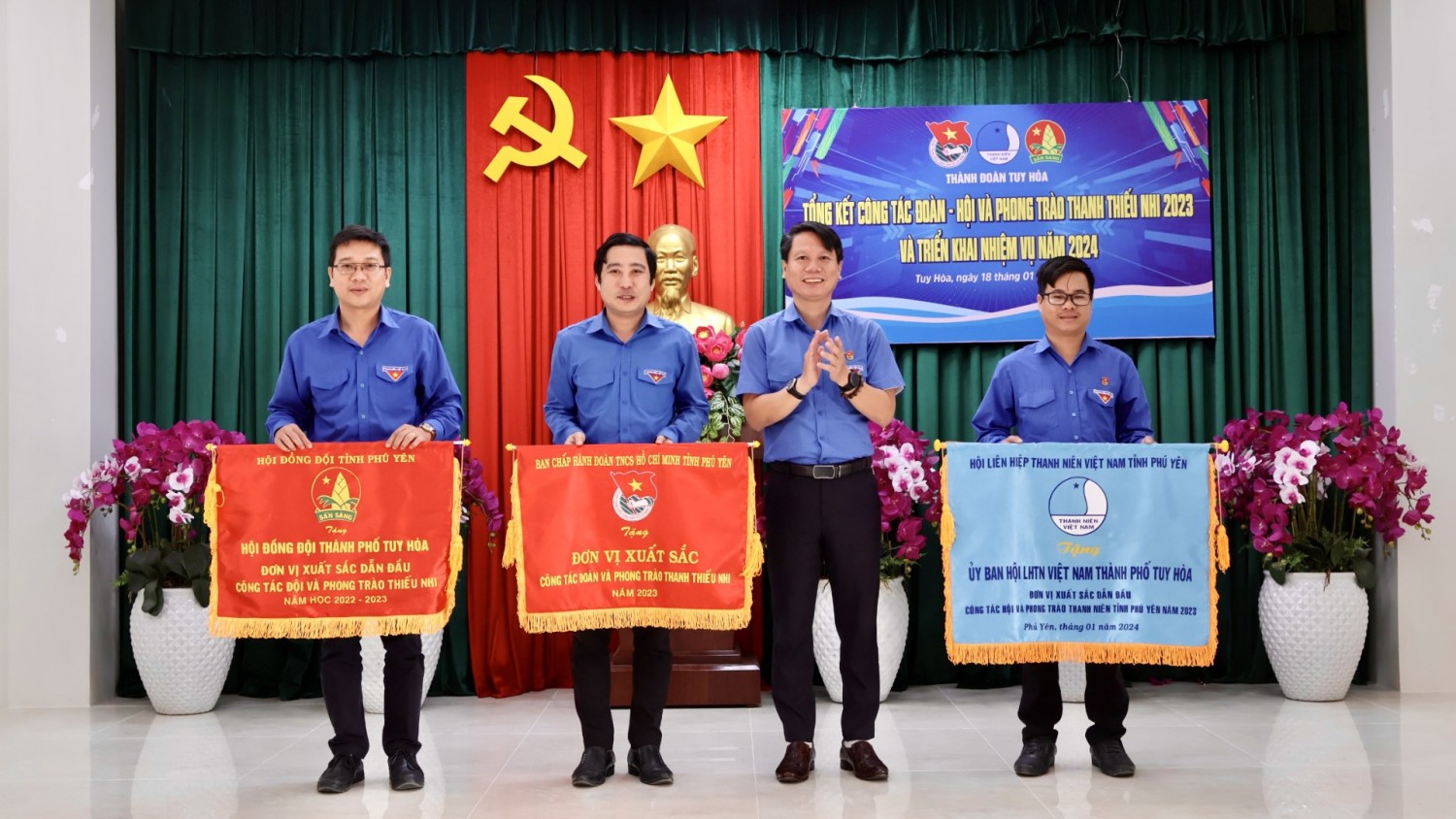 Đồng chí Lương Minh Tùng - UVBCH Trung ương Đoàn, Bí thư Tỉnh Đoàn, Chủ tịch Hội LHTN Việt Nam trao cờ xuất sắc