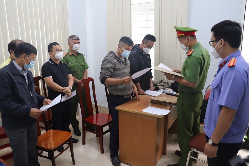 Cơ quan Cảnh sát điều tra, Công an tỉnh Đắk Nông đã khởi tố, bắt tạm giam một số cán bộ, công chức sai phạm trong việc bồi thường đất đai.
